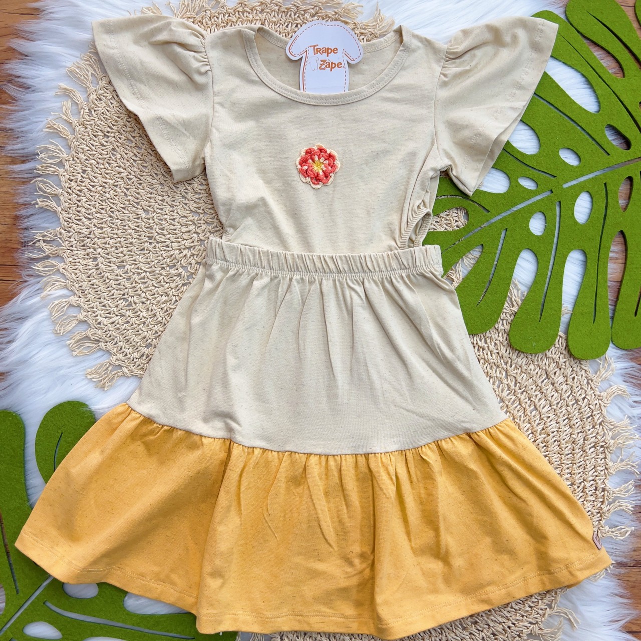 Vestido em Linho com Flor em Crochê Aberto nas Laterais - Areia e Laranja